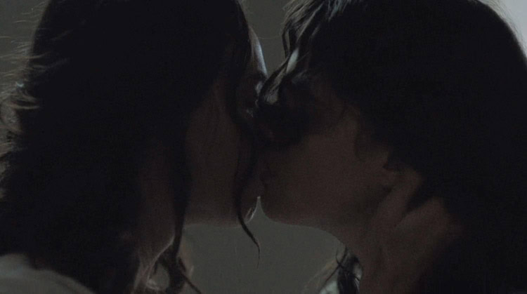 margaret Qualley Rebecca Dayan Lesbo Kiss Novitiate